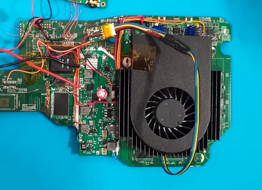 Энтузиаст отрезал половину материнской платы, чтобы собрать портативный Xbox 360