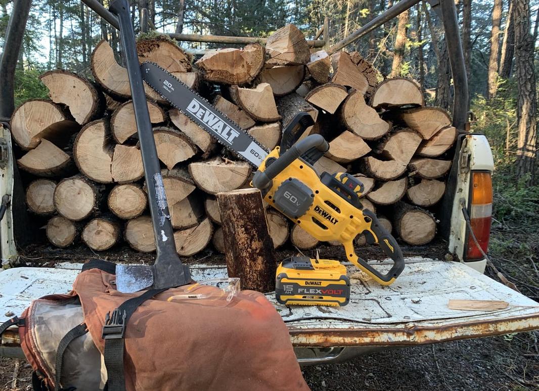 Dewalt выпустила беспроводную цепную пилу 60V MAX 14 In. Top Handle Chainsaw Kit DCCS674X2