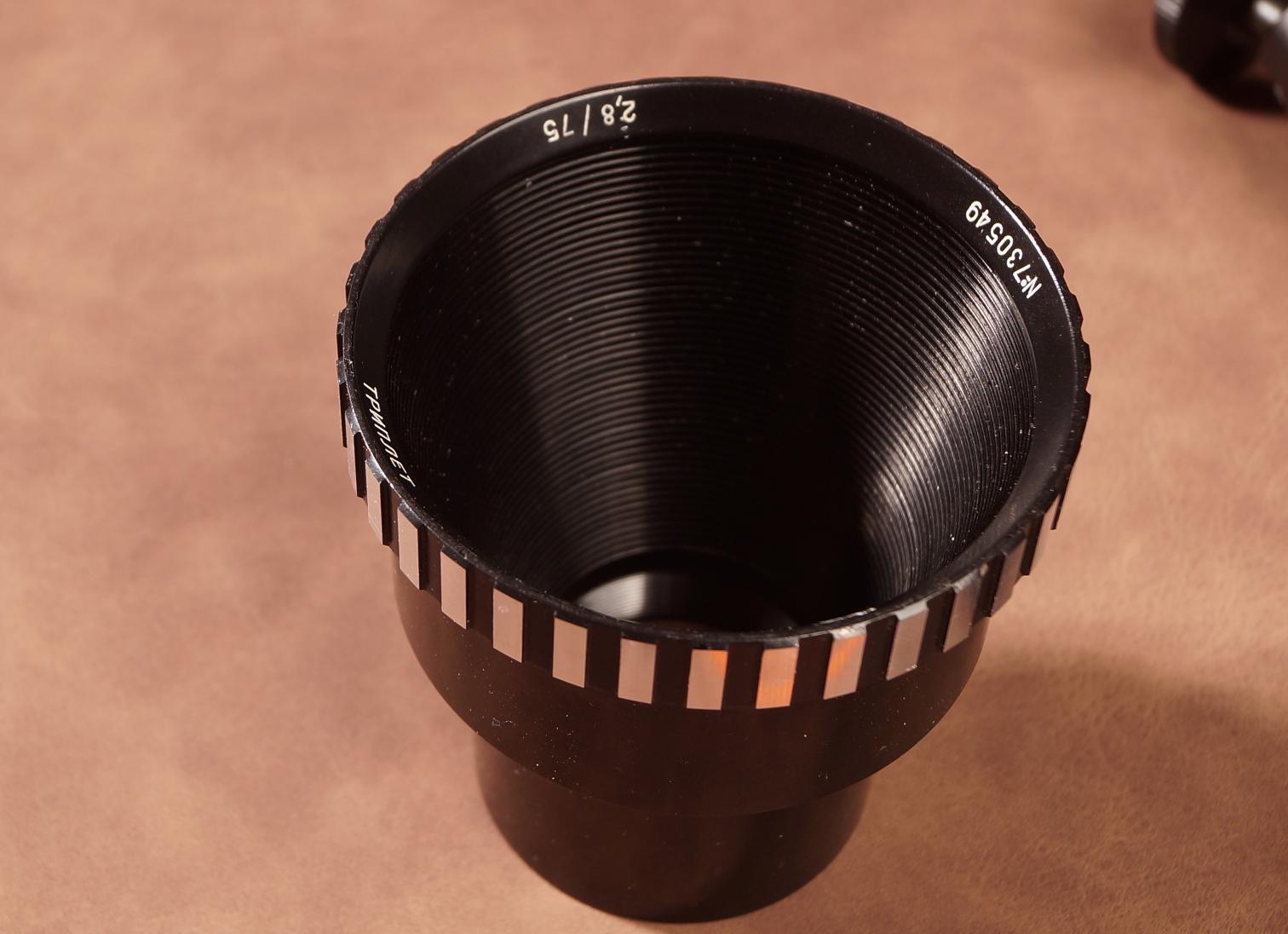 Делаем «атомную» настольную лампу из фотоштатива и старого объектива Делаем «атомную» настольную лампу из фотоштатива и старого объектива